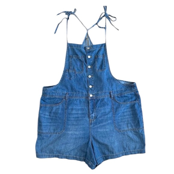 Torrid 5 Inch Lightweight Medium Wash Denim Shortall Overalls Size 18 - Picture 2 of 9